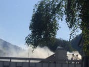 Rauch dringt aus dem Dachstock des Manor-Bürogebäudes. (Bild: Helene Lusti)
