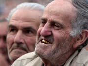 Für 50 Euro: Räuber brachen einem Mann in Frankreich bei einem Überfall vier Goldzähne aus. (Bild: KEYSTONE/AP/SHAKH AIVAZOV)