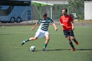 Markus Zahnd in Grünweiss für den FC Grosser Rat am Ball gegen Roger Häni. (Bild: Mathias Frei)