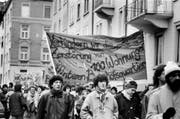 Eine Kundgebung junger Leute im Umfeld der Besetzung des Hotels Hecht Ende 1988. Thema: Die Wohnungsnot und die drohende Zerstörung billigen Wohnraums hinter dem Hauptbahnhof. (Bild: Stadtarchiv Ortsbürgergemeinde St.Gallen/Archiv Kühne+Künzler)