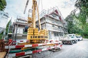 Baustelle: Wo sonst Wanderer eine Pause machen und die Aussicht geniessen, sind aktuell Handwerker zugange. (Bild: Andrea Stalder)