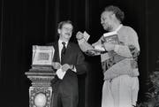 Stadtammann Heinz Christen überreicht Niklaus Meienberg im November 1990 im Theater St.Gallen den Kulturpreis der Stadt. (Bild: Stadtarchiv Ortsbürgergemeinde St.Gallen/Archiv Kühne+Künzler)