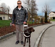 Anto Jelusic bewegt sich mit Hilfe von Hund Sambo sicher durchs Quartier. (Bild: Benjamin Schmid)