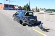 Das Auto, auf das der Lastwagen von hinten auffuhr, erlitt beim Unfall Totalschaden und musste abgeschleppt werden. (Bild: Stadtpolizei St.Gallen)