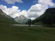 Der Gräppelensee liegt eingebettet in der Bergwelt des Obertoggenburgs. (Bild: Sabine Schmid)