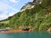 Einsatzkräfte bergen das Auto nach dem Sturz in den Lungerersee - der Lenker kam ums Leben. (Bild: Kantonspolizei Obwalden)