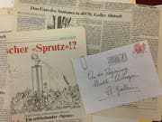 Beispiele für Zeitungstexte und Einsendungen an den Stadtrat in Zusammenhang mit einem umstrittenen Kunstwerk - im Bild aus dem Dossier zum Fassbrunnen von Roman Signer im Grabenpärklein. (Bild: Reto Voneschen)