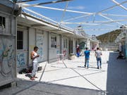 Im Flüchtlingslager Moria auf der Insel Lesbos in Griechenland ist es erneut zu Ausschreitungen gekommen. Dabei wurden zwölf Menschen verletzt. (Bild: KEYSTONE/PETER KLAUNZER)