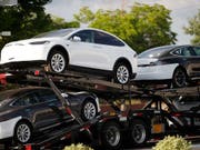 Tesla erhöht wegen den US-Importzöllen die Fahrzeugpreise in China um rund 20 Prozent. (Bild: KEYSTONE/AP/DAVID ZALUBOWSKI)