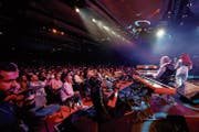 Alle 600 Sitzplätze im neuen «House of Jazz» sind besetzt am Konzert zum 85. Geburtstag von Quincy Jones. (Bild: Valentin Flauraud/Keystone (Montreux, 9. Juli 2018))