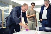 Der Weinfelder Gemeindepräsident Max Vögeli zwirbelt den Kreisel. Interessiert schauen ihm Regierungsrätin Monika Knill und Beat Brüllmann, Leiter des Amts für Volksschule, zu. (Bild: Sabrina Bächi)