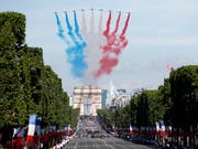 Nationalratspräsident Dominique de Buman wohnt der Parade zum französischen Nationalfeiertag am 14. Juli in Paris bei. (Bild: KEYSTONE/EPA/IAN LANGSDON)