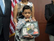 Von seiner Familie getrennt: Ein siebenjähriger Migrant im US-Bundesstaat Texas mit einem Foto seines Vaters, der aus den USA ausgeschafft wurde. (Bild: KEYSTONE/EPA/MICHAEL REYNOLDS)