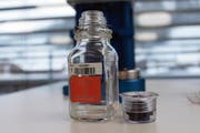 Anti-Doping-Flasche der Toggenburger Firma Berlinger. Das Unternehmen führt die Herstellung der Anti-Doping-Produkte nun doch in Ganterschwil weiter. (Bild: Fabienne Engbers/FM 1 Today (7. Februar 2018))