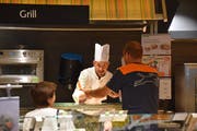 Moritz Jans unterhält seine Kunden gerne. Die Frau links hat denn auch einiges zu lachen. (Bild: Timon Kobelt)