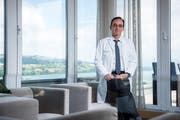 Tritt nach mehr als 18 Jahren als Chefarzt Medizin in den Ruhestand: Adrian Schmassmann in seiner Wirkungsstätte, dem Spital Sursee.(Bild: Dominik Wunderli, 29. Juni 2018)