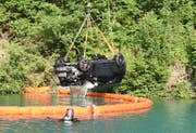 Das Auto wird aus dem See geborgen (Bild: Kapo Obwalden)