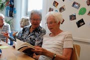 Zwei Seniorinnen tauschen sich über den Kriminalroman «Klausjäger» von Silvia Götschi aus. (Bild: Corinne Bischof)