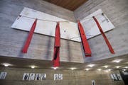 Das Kunstwerk «Gran Esquinçal» von Antoni Tapies im Foyer des Theaters St.Gallen. (Bild: Ralph Ribi - 20. Dezember 2017)