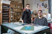Gehören zum Kernteam des Magazins: Die Zeichner Anja Wicki und Andreas Kiener im Atelier. (Bild: Boris Bürgisser, Luzern, 21. Februar 2017)