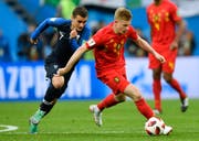 Frankreichs Antoine Griezmann im Zweikampf mit Belgiens Kevin De Bruyne. (Bild: Keystone)