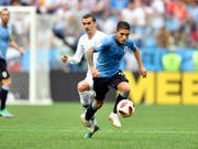 Lucas Torreira im Zweikampf mit Antoine Griezmann im verlorenen Viertelfinal gegen Frankreich (Bild: KEYSTONE/AP/MARTIN MEISSNER)