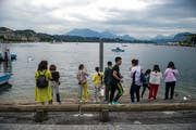 Touristen am Vierwaldstättersee beim Schwanenplatz in Luzern. Bild: Dominik Wunderli, 10. Juli 2018
