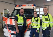 Standortleiter Jürgen Häberli und die Rettungssanitäter Nicole Schwarzentruber und Christian Veit. (Bild: Yvonne Aldrovandi-Schläpfer)