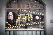 Nachdem «alles raus» ist, bleiben Ladenlokale in der St.Galler Innenstadt oft lange leer. Mit einer Lenkungsabgabe will das die SP nun ändern. Der Vorschlag stösst im Netz auf gemischte Reaktionen. (Bild: Ralph Ribi)