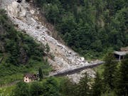 Ein Felssturz wie im Juni 2012 bei Gurtnellen UR auf die Gotthard-Bahnlinie führt für Transportunternehmen zu einer Ausnahmesituation. Das will der Bund in einer Verordnungsänderung berücksichtigen. (Bild: KEYSTONE/URS FLUEELER)