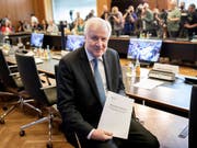 Innenminister Horst Seehofer mit seinem «Masterplan Migration» (Bild: KEYSTONE/AP dpa/KAY NIETFELD)