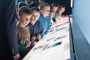 Eine Schulklasse auf einem Ausflug in der Luftfahrthalle des Verkehrshauses. (Bild: Boris Bürgisser (Luzern, 15. Mai 2018))