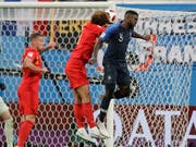 Trifft nach dem gewonnenen Kopfball-Duell gegen Belgiens Marouane Fellaini zum 1:0 für Frankreich: Samuel Umtiti (Bild: KEYSTONE/AP/PETR DAVID JOSEK)