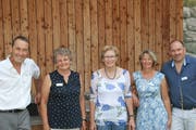 Walter und Margrit Harzenetter (links) verabschieden Doris Schönenberger (mitte) und begrüssen die zukünftige Heimleitung Sandra und Christoph Fuhrer (rechts). (Bild: PD)