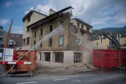 Abbruch der zwei Häuser an der Ecke Post-/Lindenstrasse in Sarnen. (Bilder: Corinne Glanzmann, Sarnen, 10. Juli 2018)