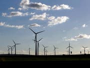 In Deutschland haben im ersten Halbjahr Windturbinen und Photovoltaikanlagen mehr Strom geliefert als Kohlekraftwerke. (Archivbild: Windturbinen in der Nähe von Halle) (Bild: KEYSTONE/AP/MATTHIAS SCHRADER)