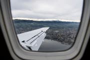 Fensterblick beim Anflug auf Altenrhein: Anwohner ärgern sich über die Pläne des Flugplatzes. (Bild: Gian Ehrenzeller/Keystone)