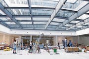 Letzte Arbeiten in den neuen Siemens-Gebäuden inmitten der Stadt Zug. (Bild: Werner Schelbert (4. Juli 2018))