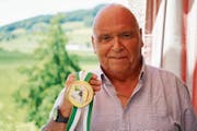 Schütze Toni Andres freut sich über seine Goldmedaille. (Bild: Maya Heizmann)