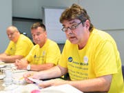 Mit der Eidg. Volksinitiative für einen linearen Pensionskassensatz für alle will der Verein Workfair 50+ dem Austausch von älteren Arbeitskräften durch jüngere einen Riegel schieben, wie Mitinitiant Pierre Bayerdörfer, rechts im Bild, am Dienstag in Bern vor den Medien erläuterte. (Bild: KEYSTONE/ANTHONY ANEX)