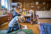 Esther Aubert unterrichtet ihre drei Kinder Leon, Lorin und Lara-Luisa (von links) in der Wohnstube in Herisau. Bild: Ralph Ribi