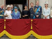Queen Elizabeth und weitere Mitglieder der Königsfamilie haben an der 100-Jahr-Feier der Royal Air Force teilgenommen. (Bild: KEYSTONE/AP/MATT DUNHAM)