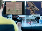 Ein Mitarbeiter von Skyguide kontrolliert die Monitore, hier im Tower des Flughafen Zürich Kloten. (Bild: Keystone/CHRISTIAN BEUTLER)