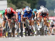 Der Kolumbianer Fernando Gaviria, im blauen Dress in der Mitte, gewann nach der 1. auch die 4. Etappe im Massensprint (Bild: KEYSTONE/AP/CHRISTOPHE ENA)