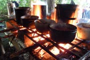Kochen auf offenem Feuer ist für die Pfadfinderinnen und Pfadfinder selbstverständlich. (Bild: Migros)