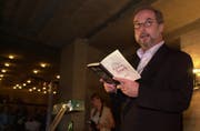 Thomas Hürlimann liest 2001 im Theater St.Gallen aus seinem Buch «Fräulein Stark». Die Premierenlesung hatte hierhin verlegt werden müssen, nachdem sie auf Druck aus CVP-Kreisen in der Buchhandlung Rösslitor nicht möglich war. (Bild: Philipp Baer)