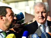 In der Flüchtlings- und Migrationspolitik fühlt sich der deutsche Innenminister Seehofer (rechts) seinem italienischen Amtskollegen Salvini näher als seiner Chefin, Bundeskanzlerin Merkel. (Bild: KEYSTONE/APA/APA/BARBARA GINDL)
