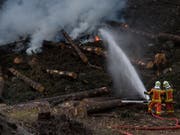 Wer unvorsichtig feuert, kann so etwas verursachen: Waldbrand bei Faido TI im April 2017. (Bild: KEYSTONE/TI-PRESS/GABRIELE PUTZU)