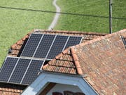 Photovoltaik-Anlagen sind vielerorts zu sehen, aber meist kleinere. Hier Solarpanels auf einem Hausdach in Steinen SZ. (Bild: KEYSTONE/GAETAN BALLY)