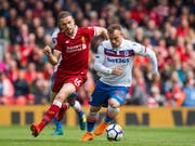 Hier Gegner, aber vielleicht schon bald Teamkollegen: Xherdan Shaqiri (im weissen Dress von Stoke) im Duell mit Liverpools Captain Jordan Henderson (Bild: KEYSTONE/EPA/PETER POWELL)